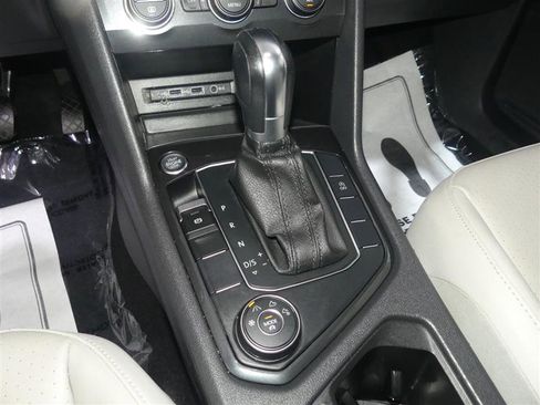 Used 2019 Volkswagen Tiguan SE w/ Panoramic Sunroof Package image 38