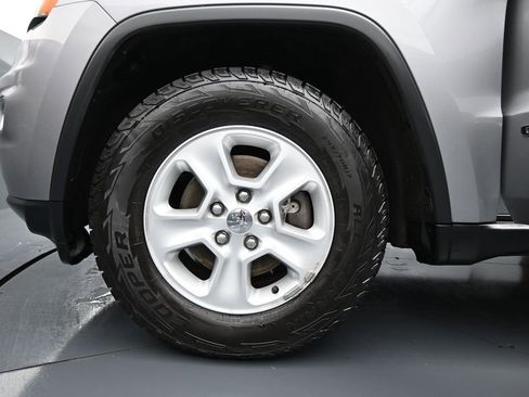 Used 2017 Jeep Grand Cherokee Laredo AWD/4WD image 26