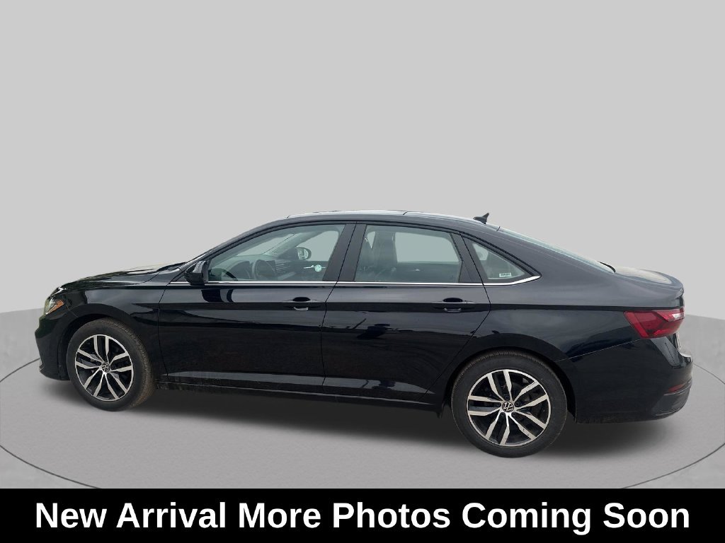 Used 2025 Volkswagen Jetta SE FWD image 2