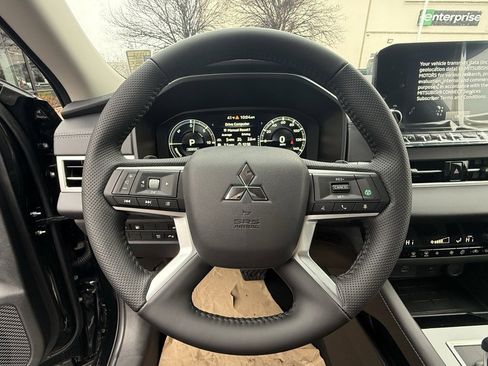 Used 2025 Mitsubishi Outlander SE image 14