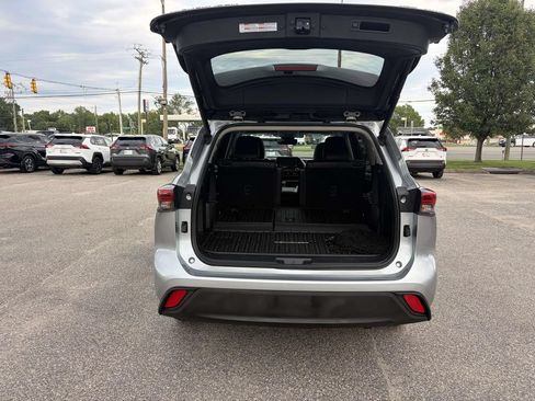 Used 2022 Toyota Highlander XLE AWD/4WD image 7