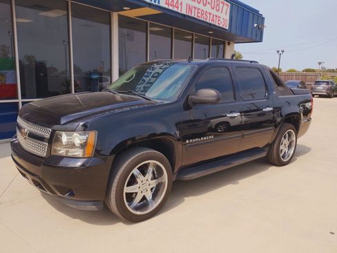 Used 2008 Chevrolet Avalanche LTZ w/ LTZ Preferred Equipment Group AWD/4WD image 2