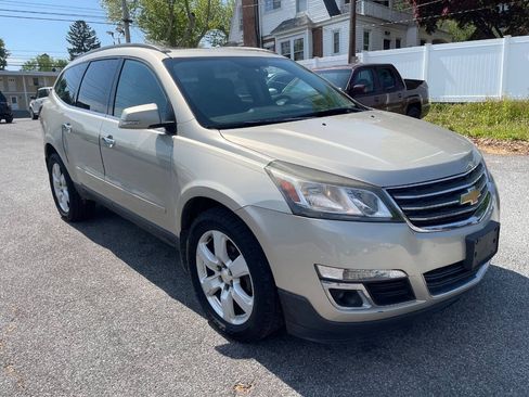 Used 2016 Chevrolet Traverse LT w/ Style and Technology Package FWD image 4