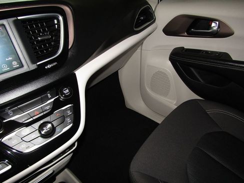 Used 2020 Chrysler Voyager L FWD image 19