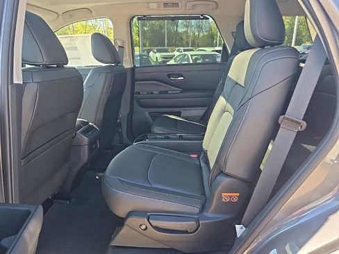 New 2025 Nissan Pathfinder SL image 40