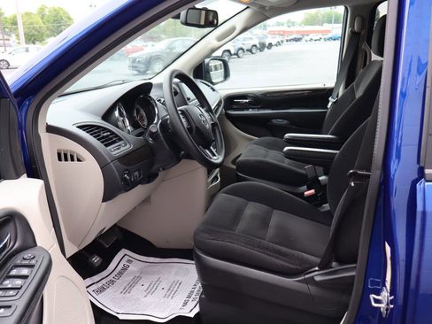 Used 2018 Dodge Grand Caravan SE w/ UConnect Hands-Free Group FWD image 6
