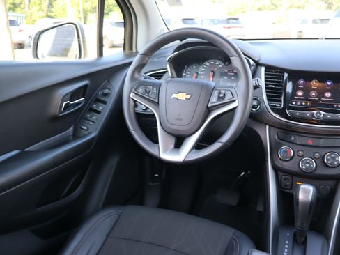 Used 2022 Chevrolet Trax LT w/ LT Convenience Package AWD/4WD image 12