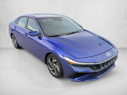 Used 2025 Hyundai Elantra SEL FWD image 3