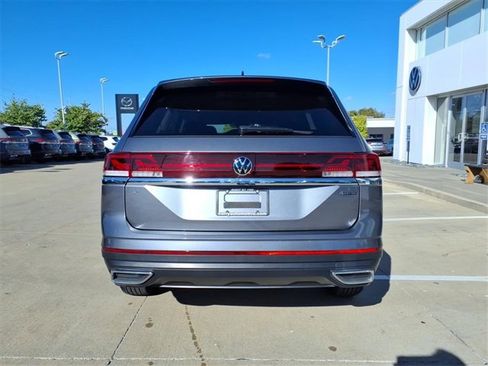 Certified 2025 Volkswagen Atlas SE image 4