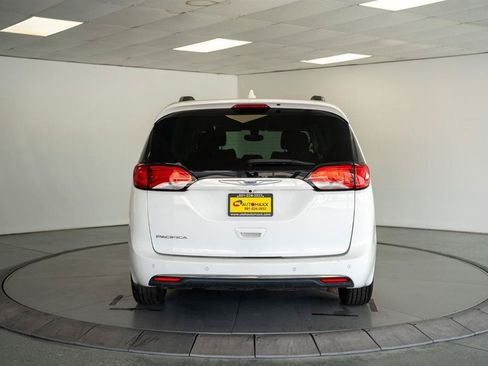 Used 2020 Chrysler Pacifica Touring-L FWD image 6