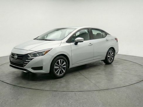 Used 2025 Nissan Versa SV image 3