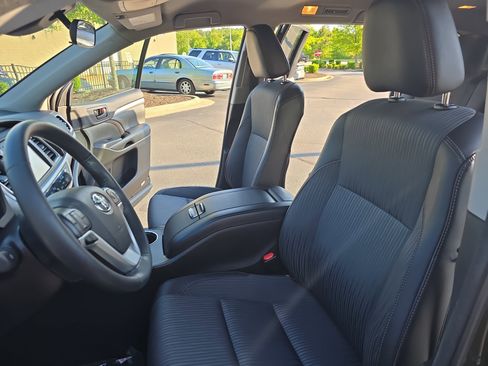 Used 2017 Toyota Highlander Plus AWD/4WD image 16
