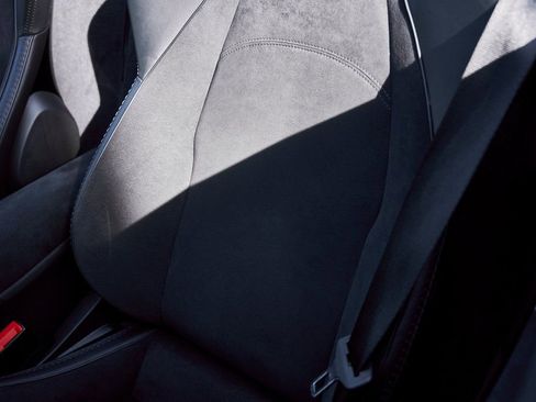 Used 2025 McLaren Artura Spider RWD image 50