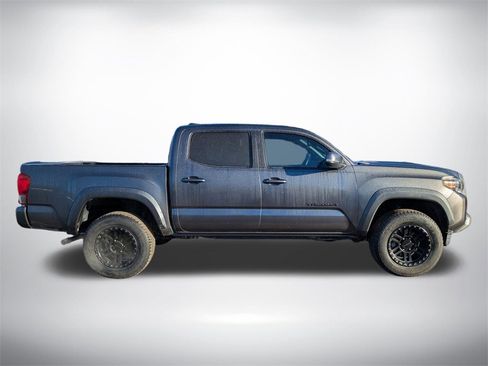 Used 2017 Toyota Tacoma TRD Sport image 3