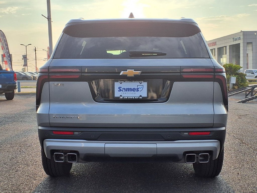 Used 2025 Chevrolet Traverse LT w/ Driver Confidence Package FWD image 6