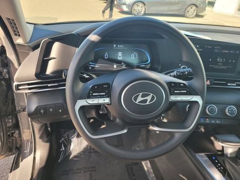 Used 2025 Hyundai Elantra SE FWD image 33