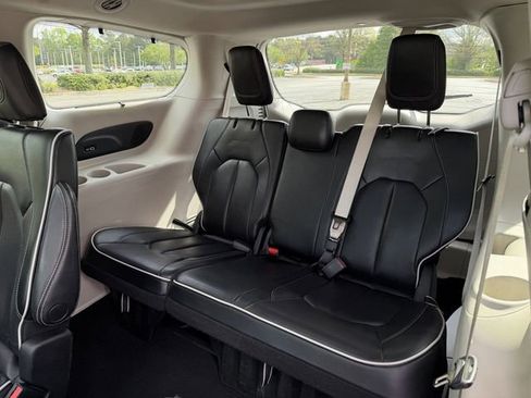 Used 2023 Chrysler Pacifica Limited FWD image 34
