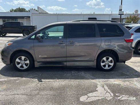 Used 2016 Toyota Sienna LE FWD image 4