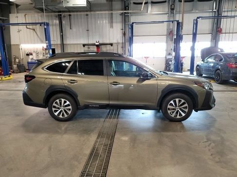 Used 2025 Subaru Outback Premium AWD/4WD image 8