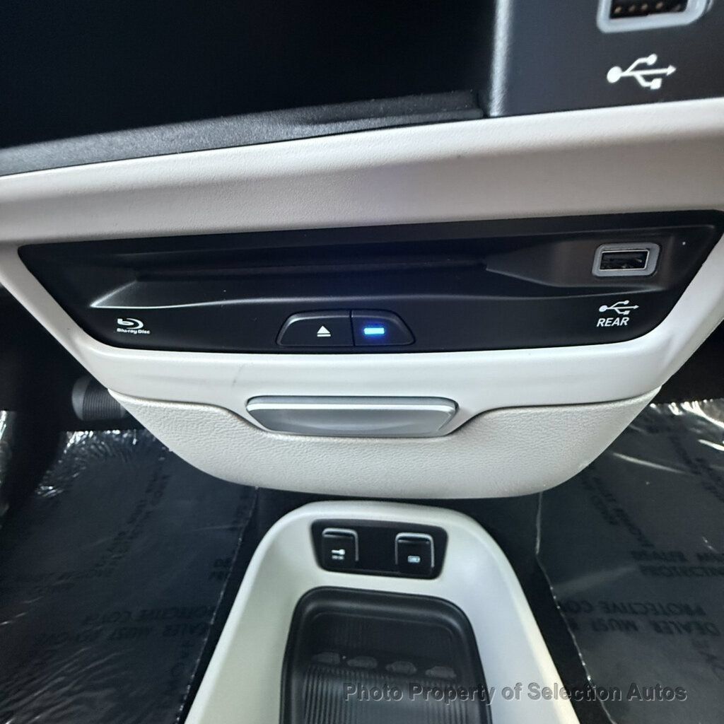 Used 2017 Chrysler Pacifica Touring-L Plus FWD image 32