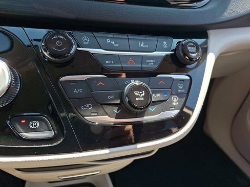 Used 2024 Chrysler Pacifica Touring-L FWD image 17