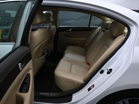 Used 2011 Hyundai Genesis 4.6 image 33