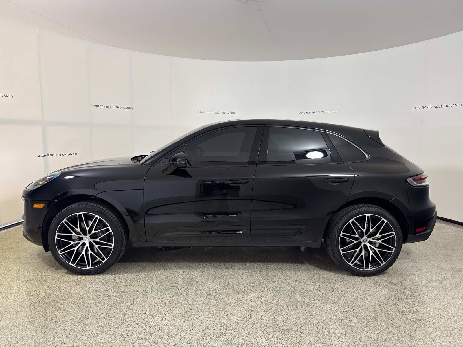 Used 2024 Porsche Macan AWD/4WD image 2