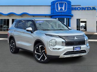 Used 2024 Mitsubishi Outlander SE image 1