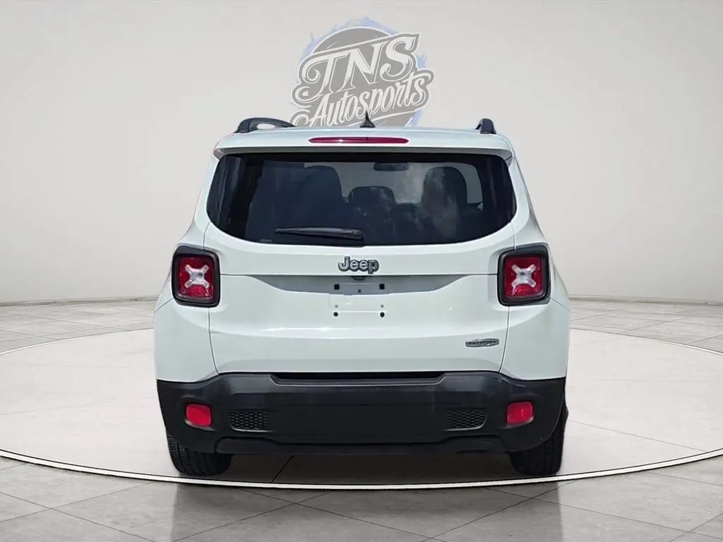 Used 2016 Jeep Renegade Latitude FWD image 6