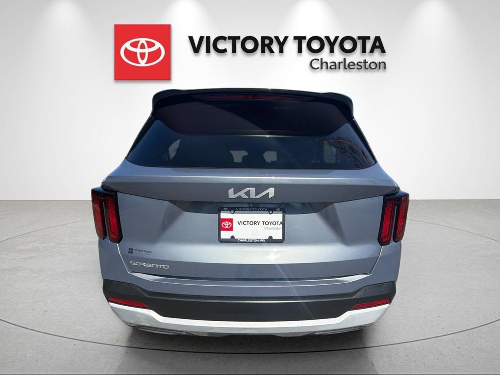 Used 2024 Kia Sorento LX FWD image 4