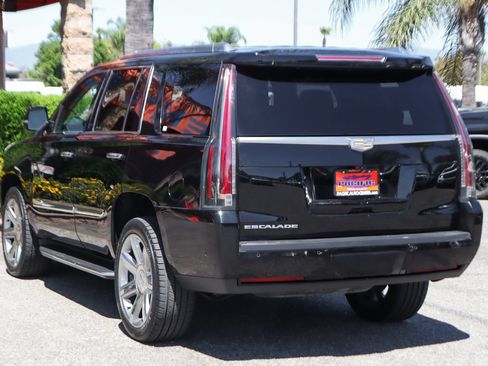 Used 2017 Cadillac Escalade Luxury AWD/4WD image 6