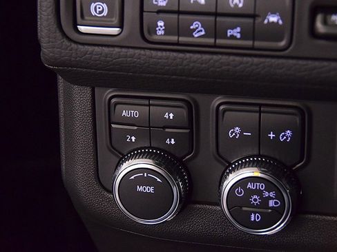 Used 2024 GMC Yukon XL Denali w/ Advanced Technology Package image 21