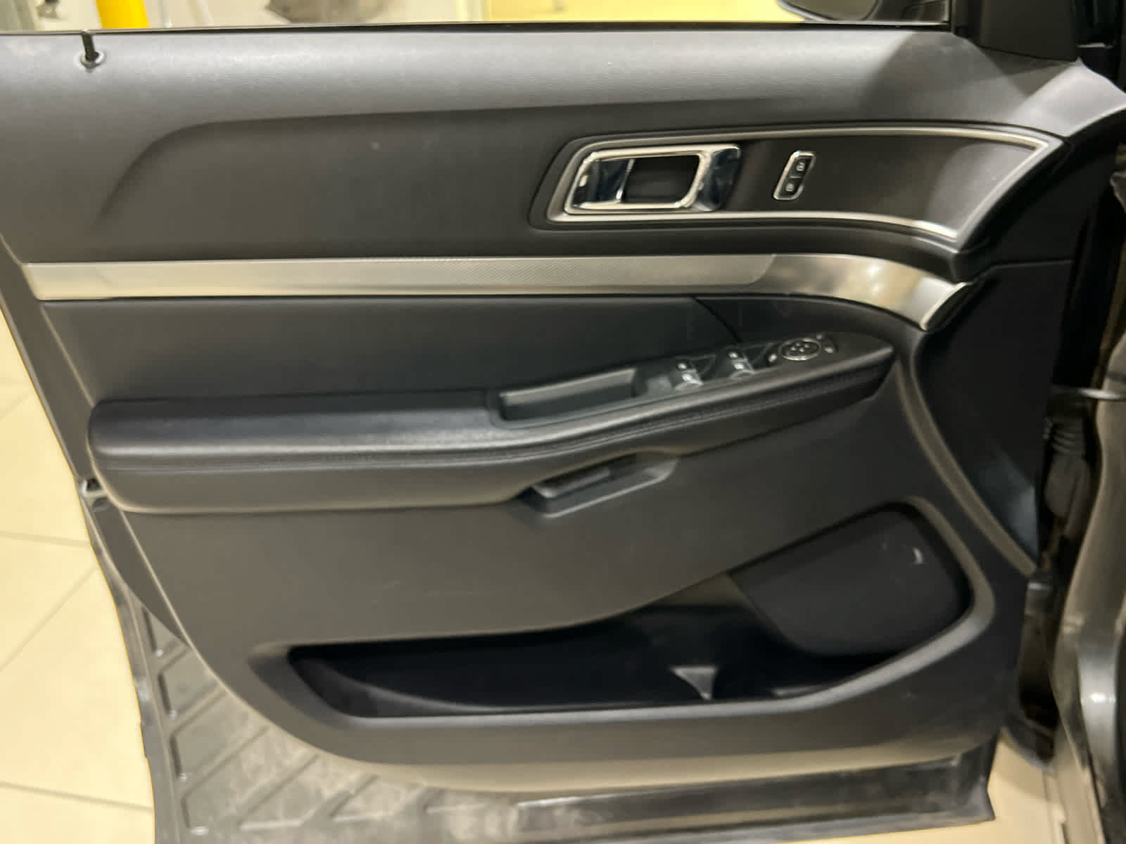 Used 2018 Ford Explorer XLT w/ Equipment Group 202A AWD/4WD image 12