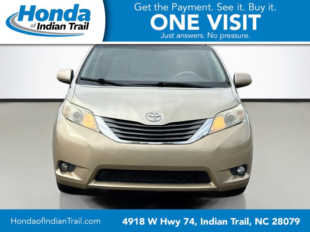 Used 2013 Toyota Sienna XLE FWD image 2