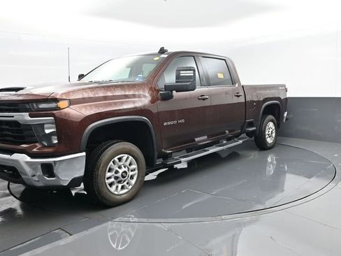 Used 2024 Chevrolet Silverado 2500 LT image 2