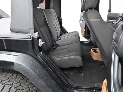 Used 2017 Jeep Wrangler Unlimited Sahara w/ Connectivity Group AWD/4WD image 28