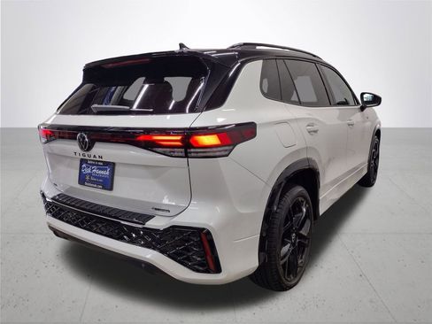 New 2025 Volkswagen Tiguan SE R-Line image 15