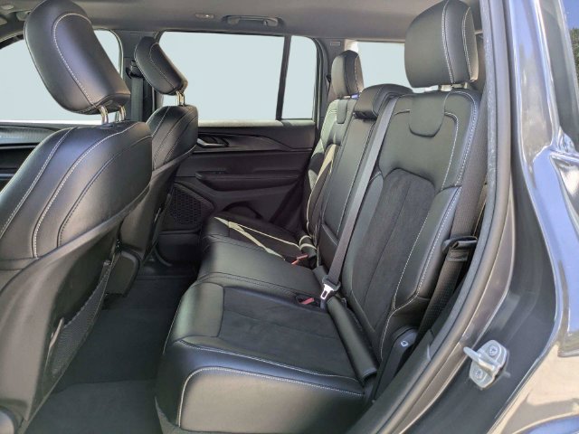 Used 2023 Jeep Grand Cherokee Altitude RWD image 15