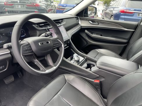 Used 2023 Jeep Grand Cherokee Limited w/ Black Appearance Package image 11