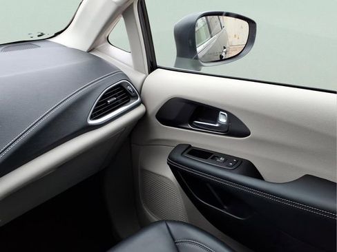 Used 2023 Chrysler Pacifica Touring-L image 25