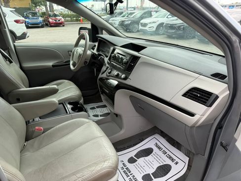 Used 2011 Toyota Sienna LE FWD image 11
