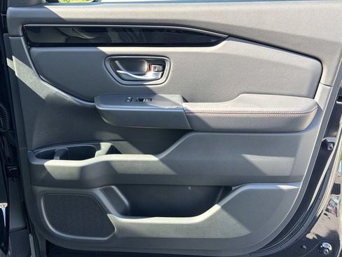Used 2025 Honda Pilot TrailSport image 19