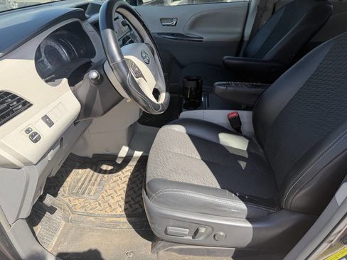Used 2014 Toyota Sienna SE FWD image 14