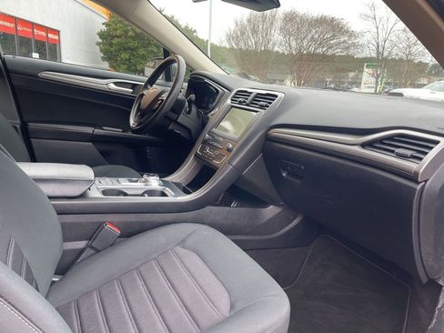 Used 2020 Ford Fusion SE image 18