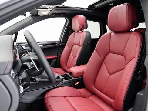 Certified 2025 Porsche Macan image 5