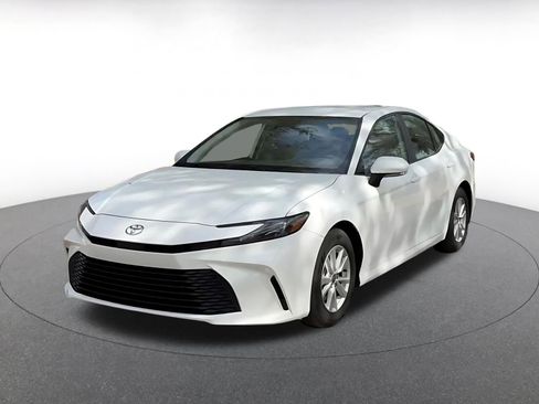 Used 2025 Toyota Camry LE image 7