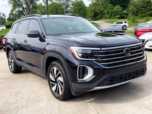 Used 2024 Volkswagen Atlas SE image 2