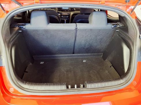 Used 2020 Hyundai Veloster 2.0 image 9