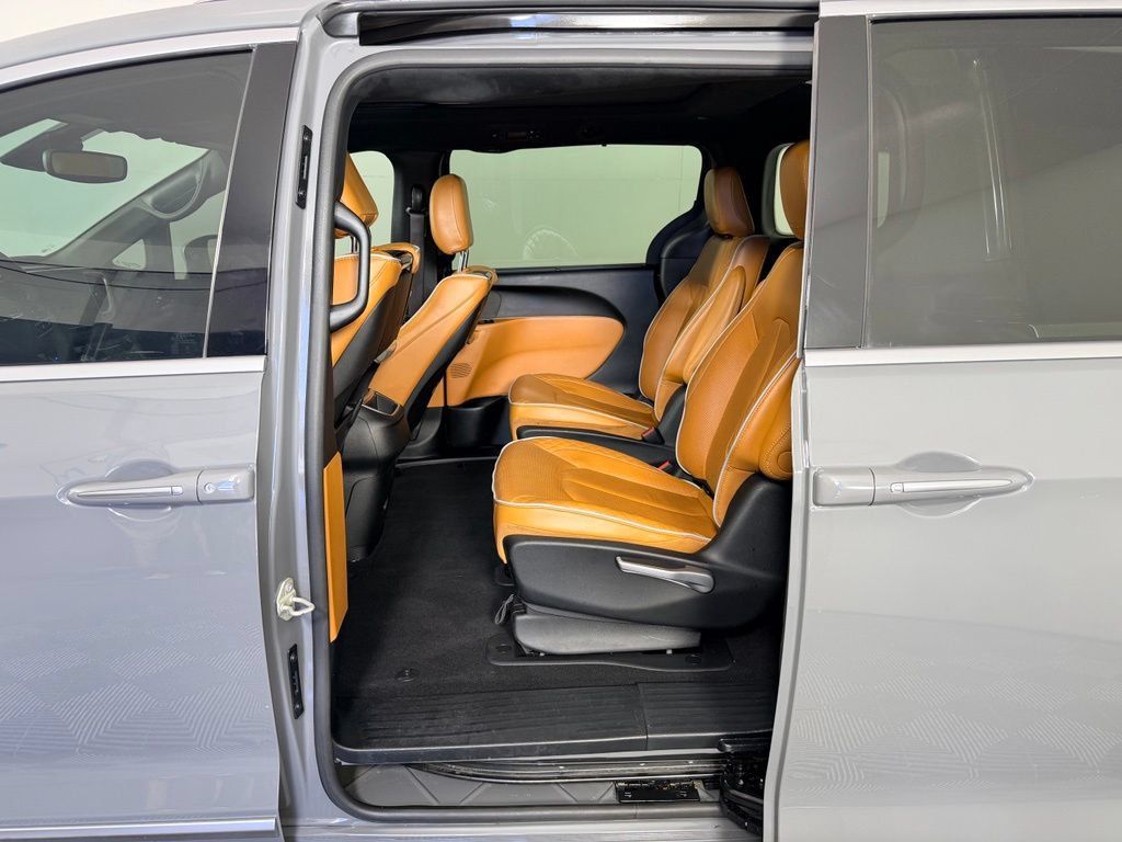 Used 2023 Chrysler Pacifica Pinnacle FWD image 30