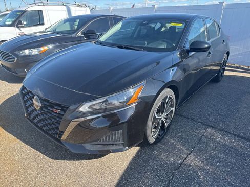 Used 2024 Nissan Altima 2.5 SR FWD image 2